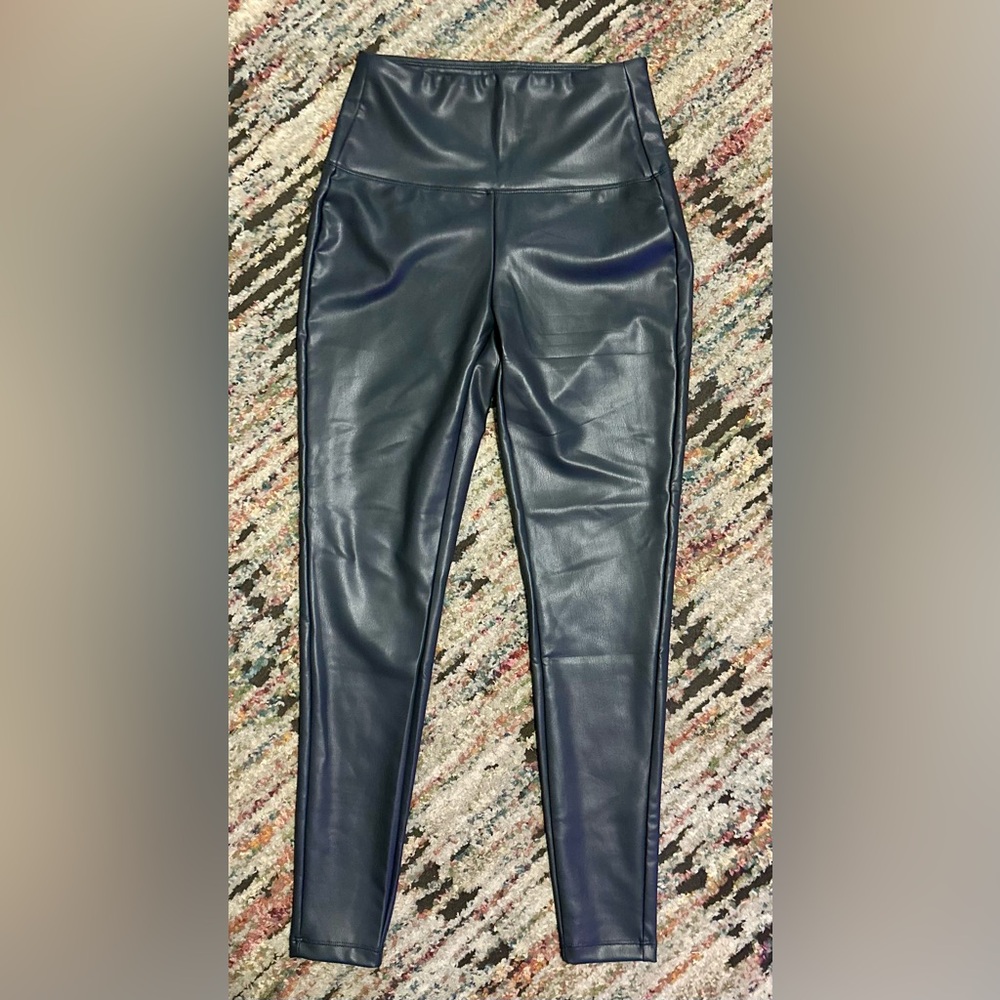 Black Faux Leather Leggings
SPANX
Size large - Picture 1 of 1